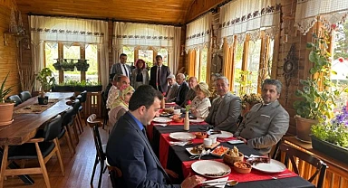 Huzurevinde kalan yaşlılar unutulmadı