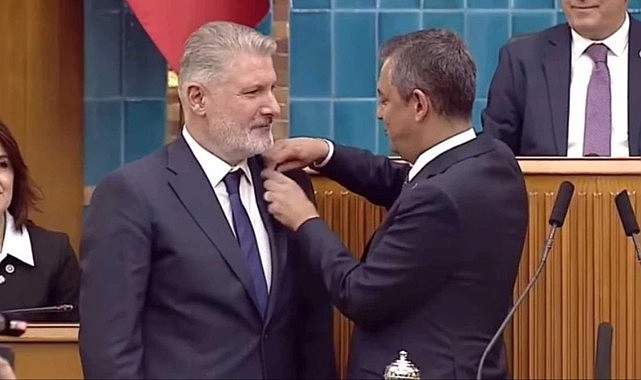İYİ Parti'den istifa eden Bahadır Erdem, CHP'ye katıldı! Rozetini bizzat Özgür Özel taktı