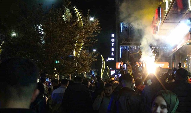 Kars'ta Fenerbahçeliler sokaklara döküldü