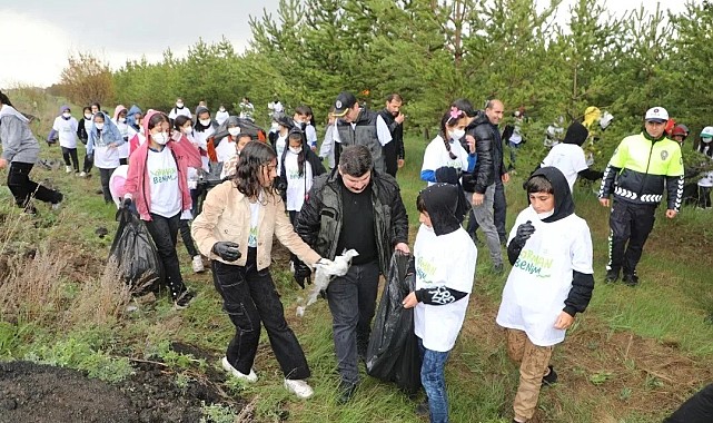 Kars'ta hatıra ormanındaki çöpler toplandı