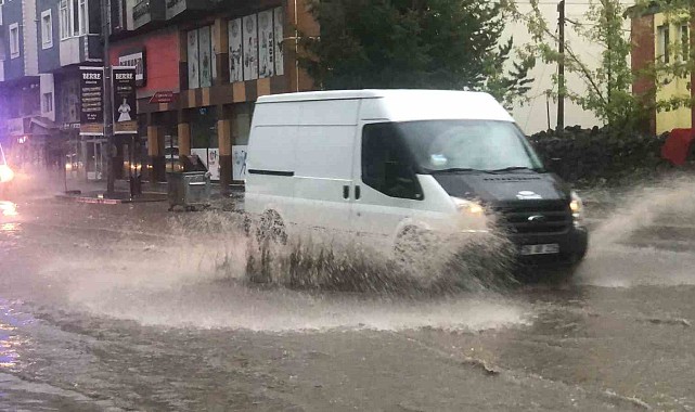 Kars'ta sağanak caddeleri göle çevirdi
