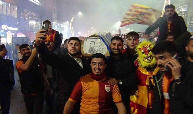 Kars'ta sokaklar sarı-kırmızı oldu