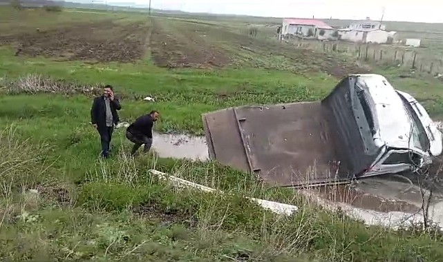 Kars'ta yoldan çıkan kamyonet çamura saplandı