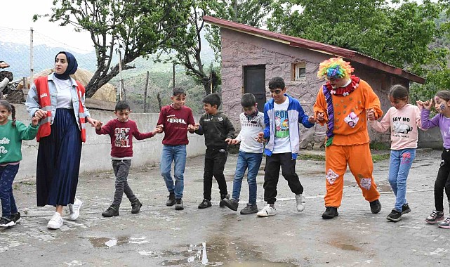 Köy çocukları Kızılay gönüllüleriyle doyasıya eğlendi