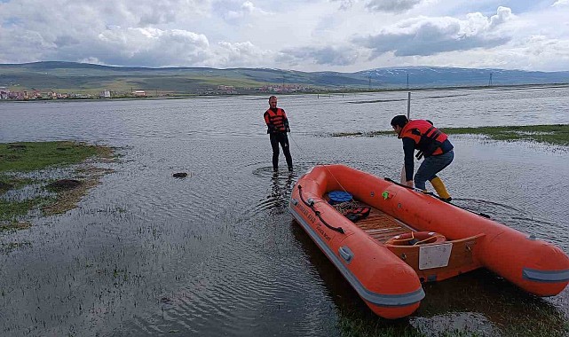 Kura Nehri taştı, 2 vatandaş sular altında kalan ovada mahsur kaldı