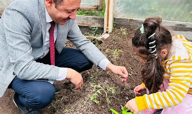 Minikler, sebze fidelerini toprakla buluşturdu