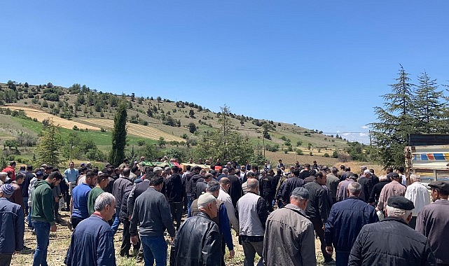 Nişanına giderken trafik kazasında ölen genç memleketi Ardahan'da defnedildi