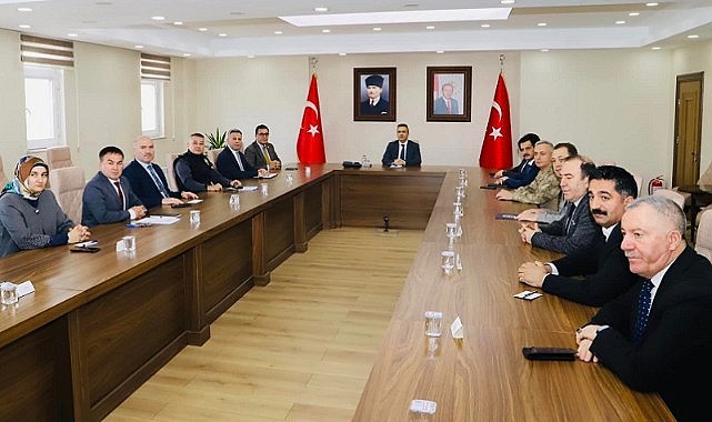 Öğrenciler sokağa indi, Vali Çiçek, acil koduyla protokolü topladı