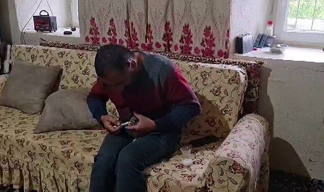 Ormanda bulduğu yavru tavşanı şırıngayla besliyor