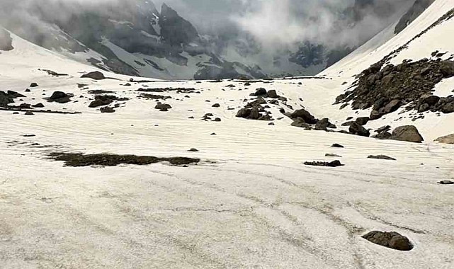 Saatlerce çektiği karlı dağların doğası mest etti: Görüntüler Alpler ve Himalayalar'ı aratmadı