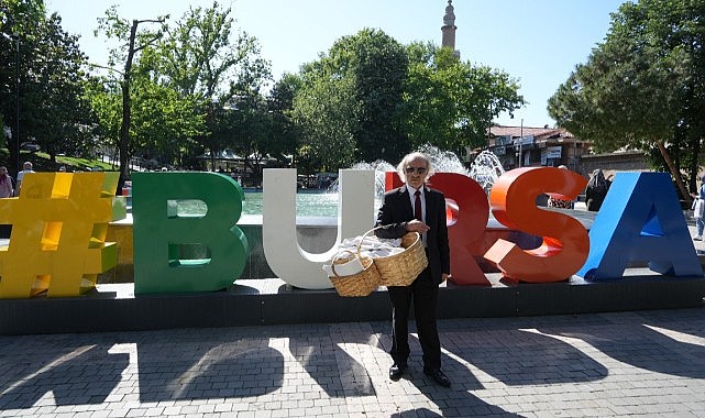 Takım elbiseli seyyar simitçi