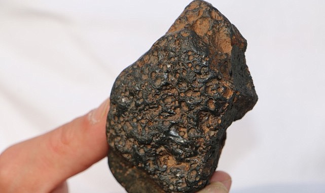 Tarlada bulduğu göktaşının önce analizini yaptırdı, şimdi de açık artırmayla satışa çıkardı