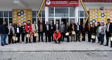 Türkiye'nin dört bir yanından gelen akademisyenler Ardahan'da arıcılığı inceledi
