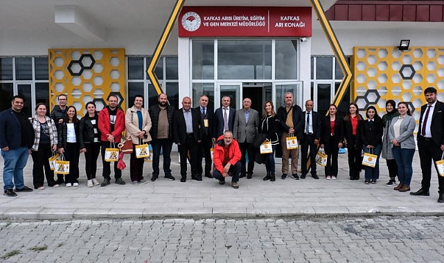 Türkiye'nin dört bir yanından gelen akademisyenler Ardahan'da arıcılığı inceledi