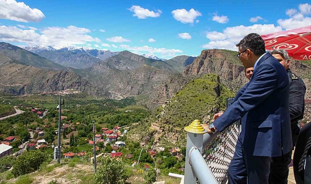 Vali Çelik, Çukurca'ya hayran kaldı