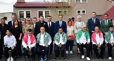 Vali Çiçek, “Asker kınası” yaktı