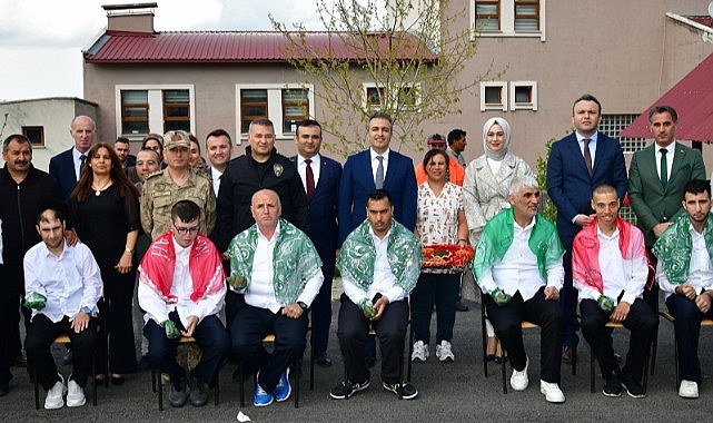 Vali Çiçek, “Asker kınası” yaktı