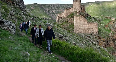 Vali Çiçek, Hanak ve Çıldır'da tarihi yerleri ziyaret etti