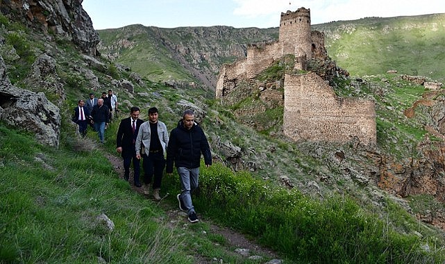 Vali Çiçek, Hanak ve Çıldır'da tarihi yerleri ziyaret etti