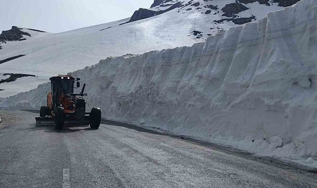 Van-Bahçesaray karayolu 132 gün sonra ulaşıma açıldı