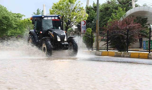 Yağmur alt geçidi suyla doldurdu, sürücüler güçlük çekti