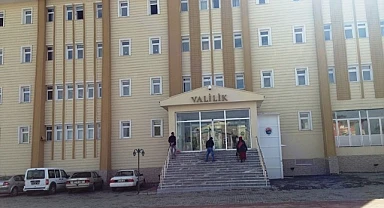 Yaşlı ve engelli vatandaşlar Valilik hizmet binasına asansör istiyor