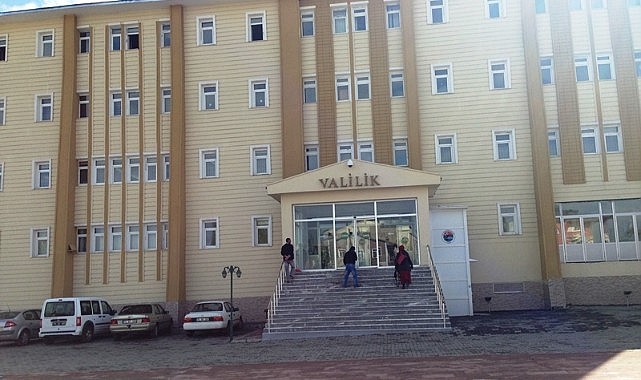 Yaşlı ve engelli vatandaşlar Valilik hizmet binasına asansör istiyor