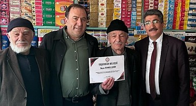 Zincir marketlere rağmen ayakta kalan bakkala teşekkür belgesi
