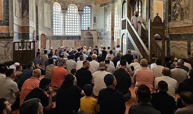 79 yıl aradan sonra ilk bayram namazı kılındı