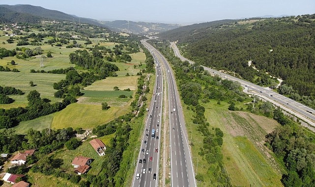 Akın akın gidiyorlar: Bayram trafiği böyle görüntülendi