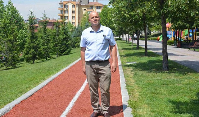 Ankara’da parkta yürüyen vatandaş başıboş köpeklerin saldırısına uğradı