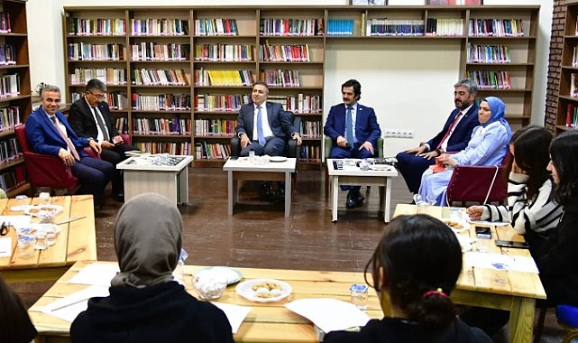 Ardahan Halk Kütüphanesi'nde Anlamlı Kitap Kritiği Etkinliği