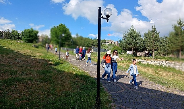 Ardahan Kalesi ziyaretçi akınına uğradı