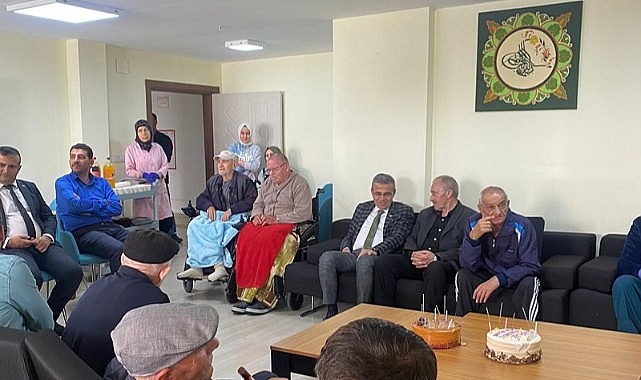 Ardahan Sosyal Hizmetler Müdürlüğü ‘Babalar gününü’ huzurevinde kutladı