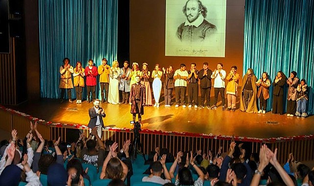 Ardahan Üniversitesi öğrencilerinden unutulmaz tiyatro gösterisi
