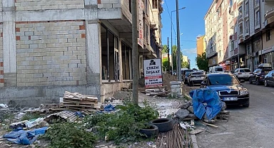 Belediye kaldırımların işgaline neden göz yumuyor?