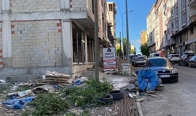 Belediye kaldırımların işgaline neden göz yumuyor?