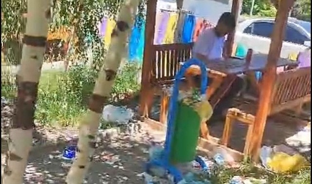 Çocuklar çöp içinde oynuyor!