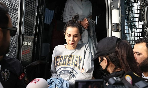 Dilan Polat duruşma salonuna girerken yere yığıldı