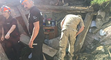 Göle Çardaklı köyünde ev çöktü: Bir vatandaş enkaz altında kaldı