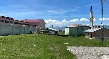 Gürçayır mahallesinde cami yanına yapılan ahır halkın tepkisini çekti