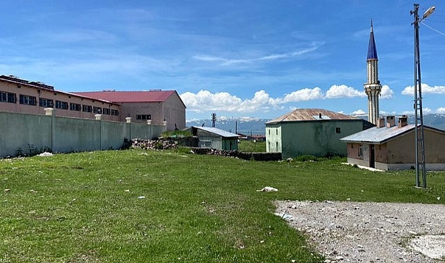 Gürçayır mahallesinde cami yanına yapılan ahır halkın tepkisini çekti