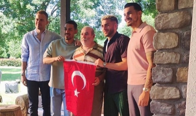 Herkes bu fotoğrafı konuşuyor! Bizim Çocuklar "Bayrak asan dayı" ile buluştu