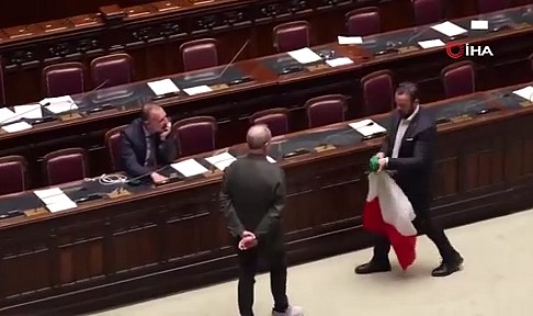 İtalya parlamentosunda yumruklar havada uçuştu
