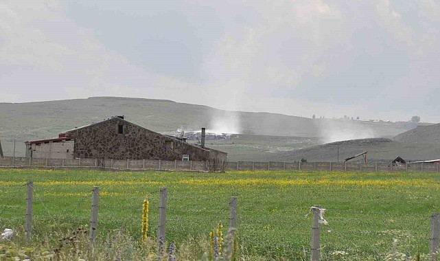Kars'ta Karadağ çöplüğü yanıyor