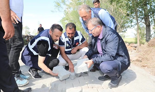 Kars'ta köy yollarına parke kilitli taş döşeniyor
