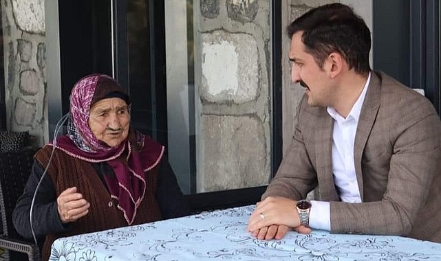 Kaymakam İpek, ilçenin ulu çınarı Ayna ninenin elini öptü, bayramını kutladı