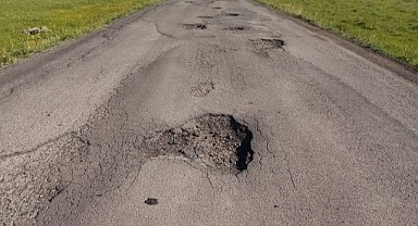 Köy yolları köstebek yuvasına döndü