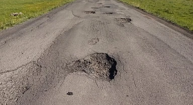 Köy yolları köstebek yuvasına döndü