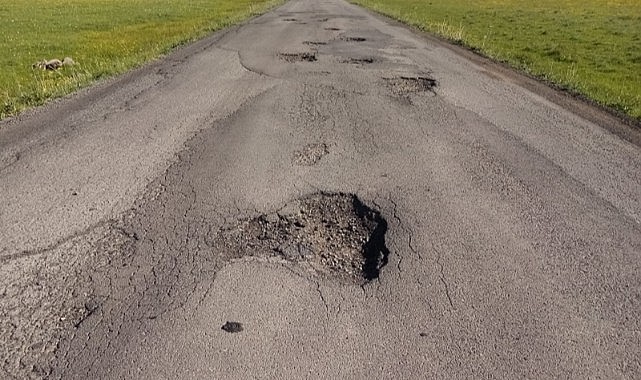 Köy yolları köstebek yuvasına döndü